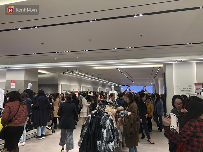 Zara Sài Gòn và Hà Nội đông nghịt, dân tình xếp hàng dài ngay ngày đầu tiên giảm giá